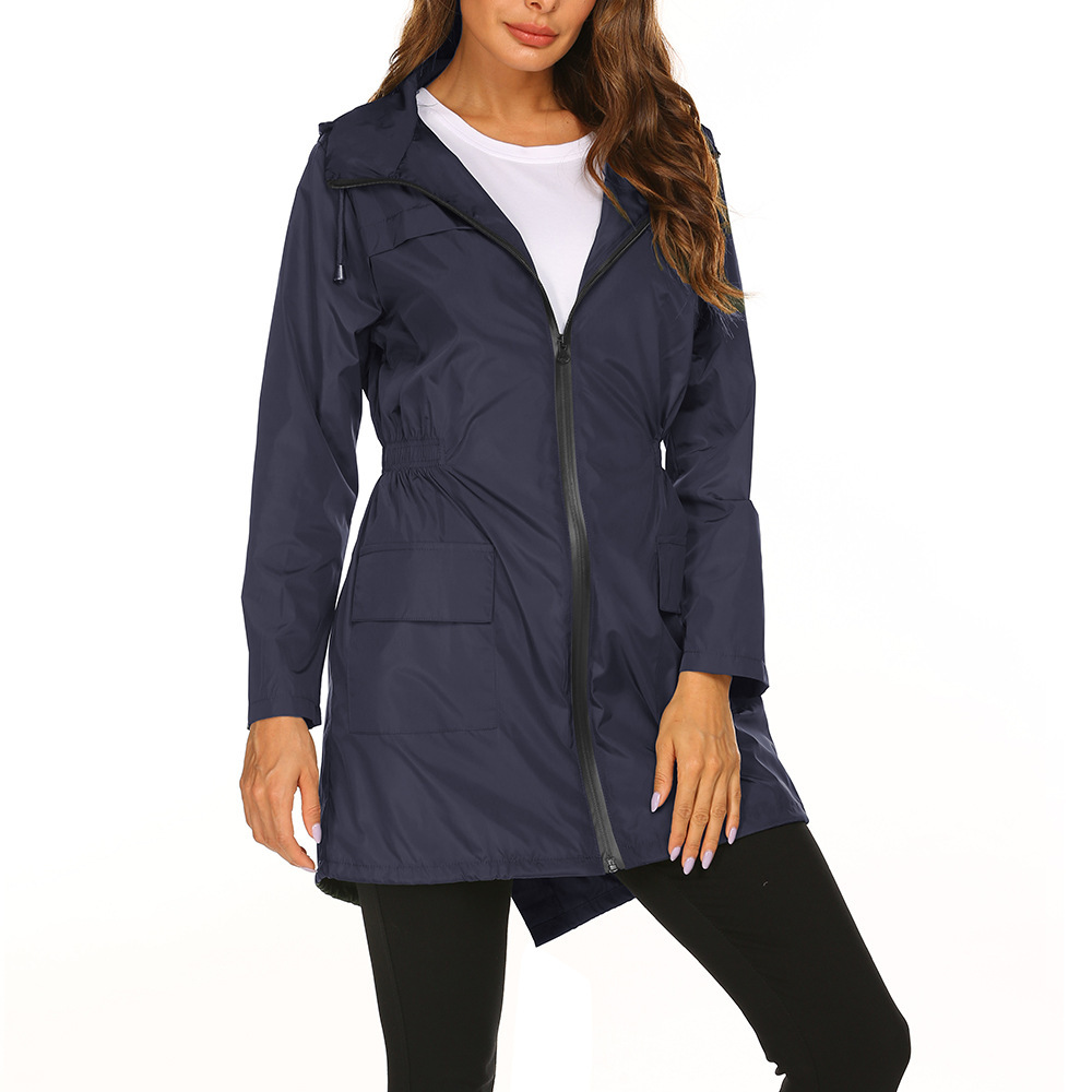 Casaco de chuva feminino com capuz integrado e fecho zip comprimento médio