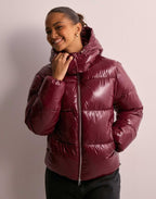 Veste matelassê mulher com capuz amovível tecido brilhante repelente