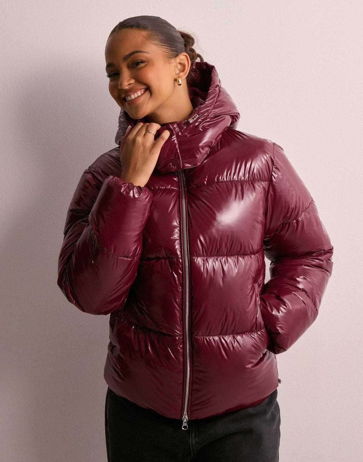 Veste matelassê mulher com capuz amovível tecido brilhante repelente