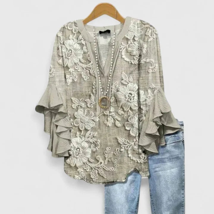 Blusa feminina floral com mangas 3/4 com babados e decote em V