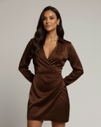 Vestido mini manga longa com detalhe cruzado e colarinho, corte regular feminino