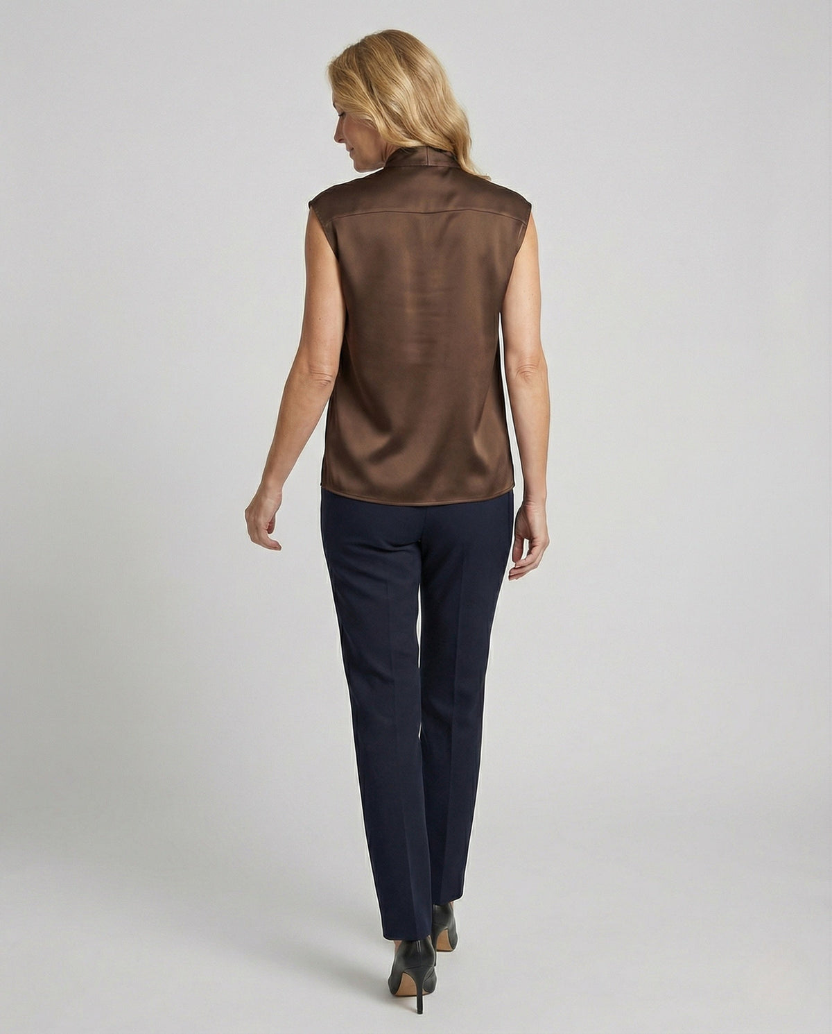 Blusa feminina sem mangas com laço no decote em viscose acetinada fluida
