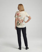 Blusa feminina estampa aquarela floral com fendas laterais e manga curta, regular fit