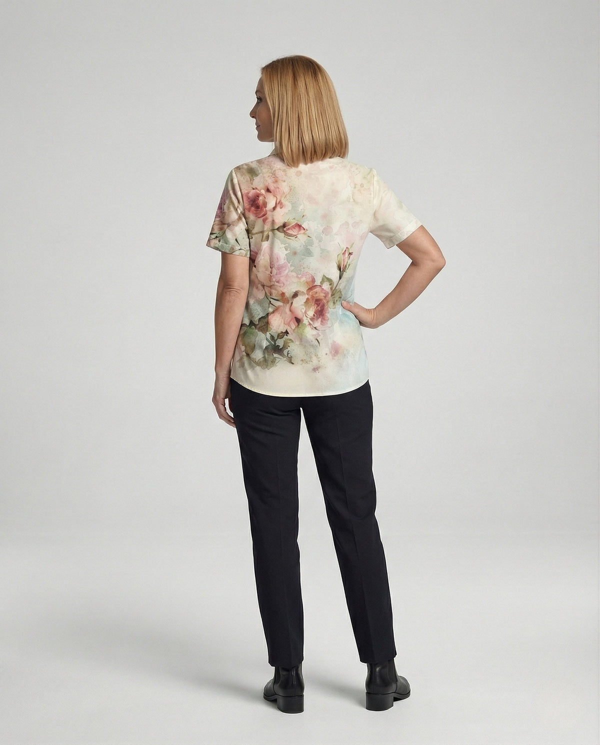 Blusa feminina estampa aquarela floral com fendas laterais e manga curta, regular fit
