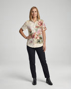 Blusa feminina estampa aquarela floral com fendas laterais e manga curta, regular fit