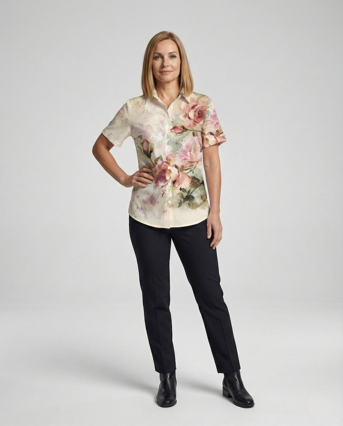 Blusa feminina estampa aquarela floral com fendas laterais e manga curta, regular fit