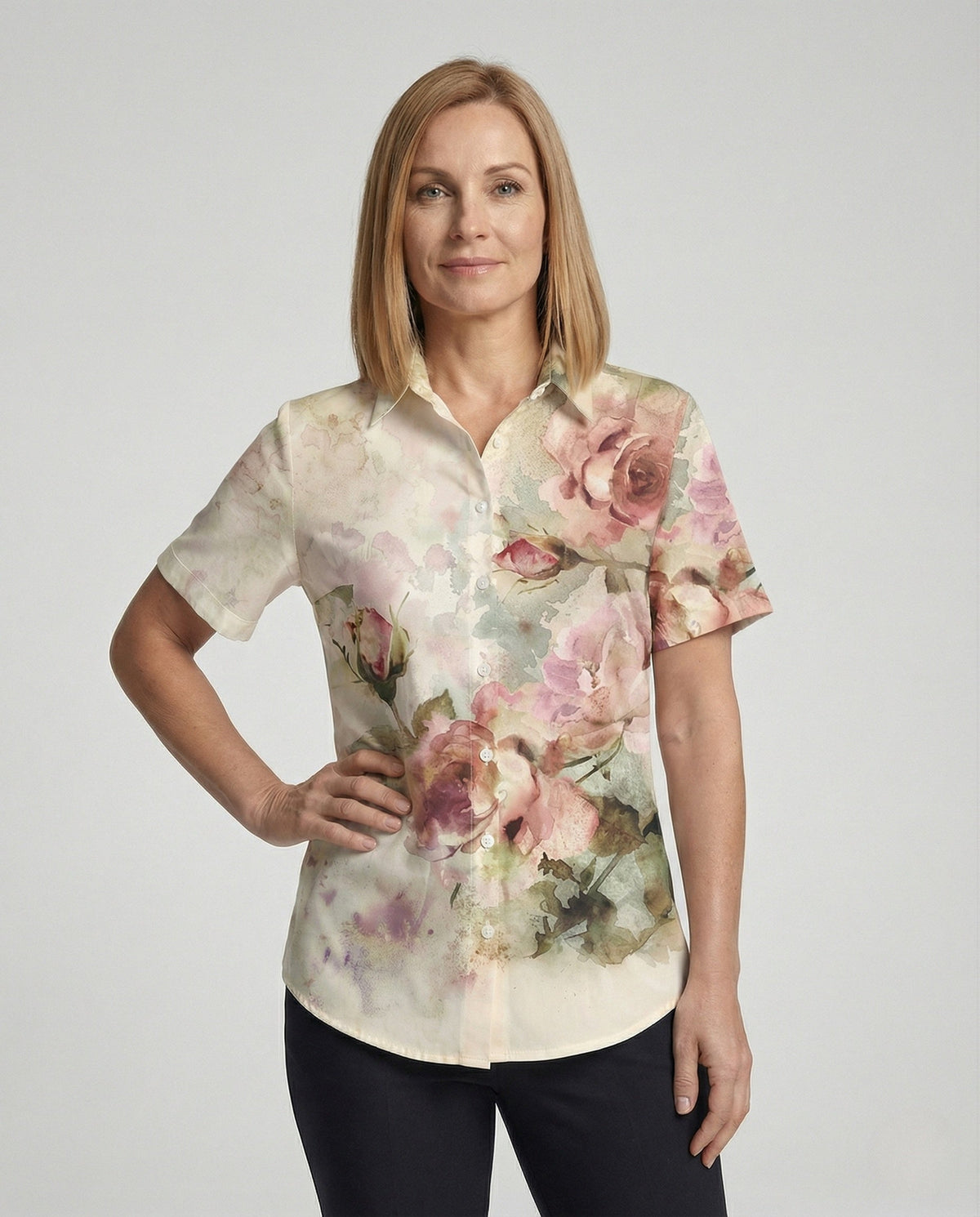 Blusa feminina estampa aquarela floral com fendas laterais e manga curta, regular fit