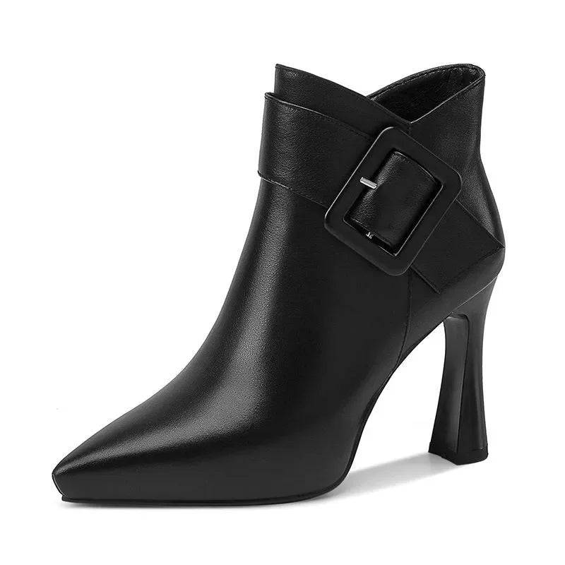Botas ankle femininas com fivela decorativa em preto e bege