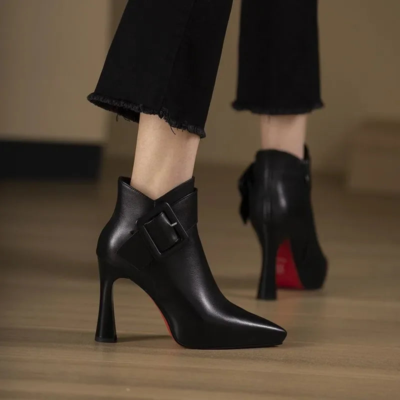 Botas ankle femininas com fivela decorativa em preto e bege