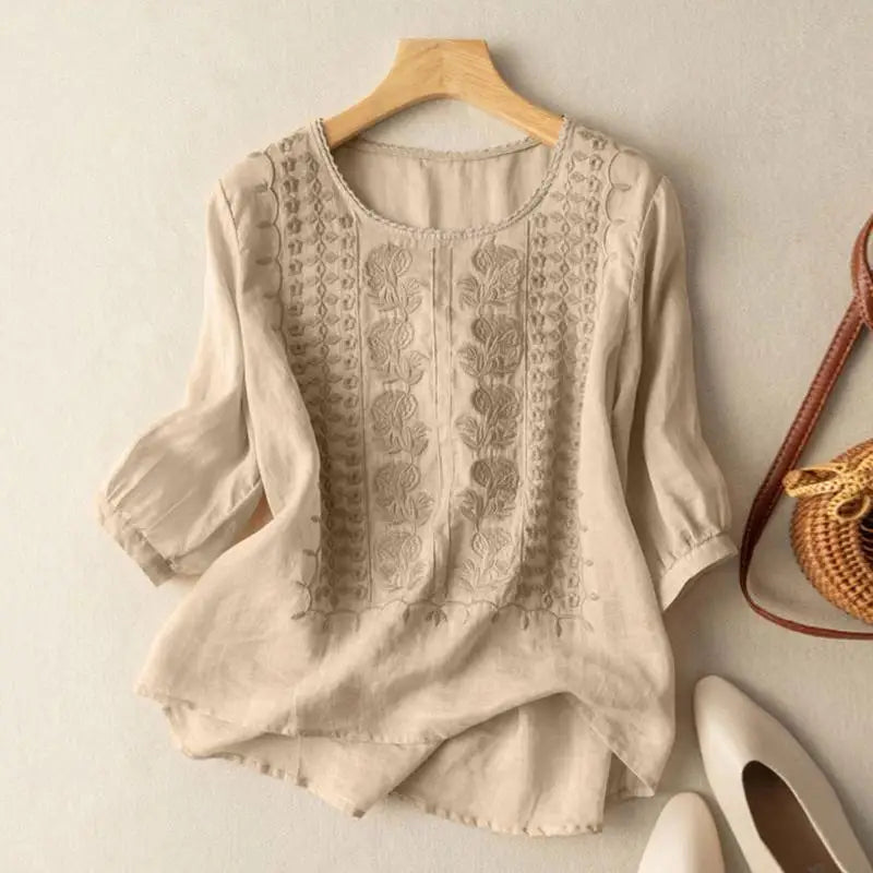 Blusa feminina bordada relaxed fit corte fluido confortável