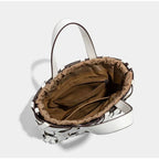 Bolsa feminina trançada com fecho de cordão e alça transversal