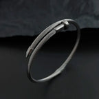 Pulseira aço inoxidável ajustável design prego acabamento polido