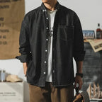 Camisa jeans masculina desgastada corte relaxed com botões clássicos