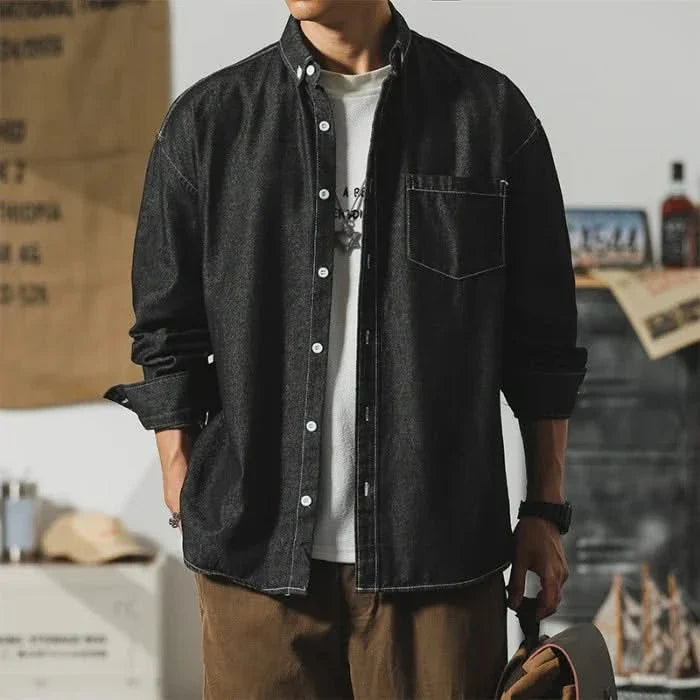 Camisa jeans masculina desgastada corte relaxed com botões clássicos