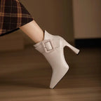 Botas ankle femininas com fivela decorativa em preto e bege