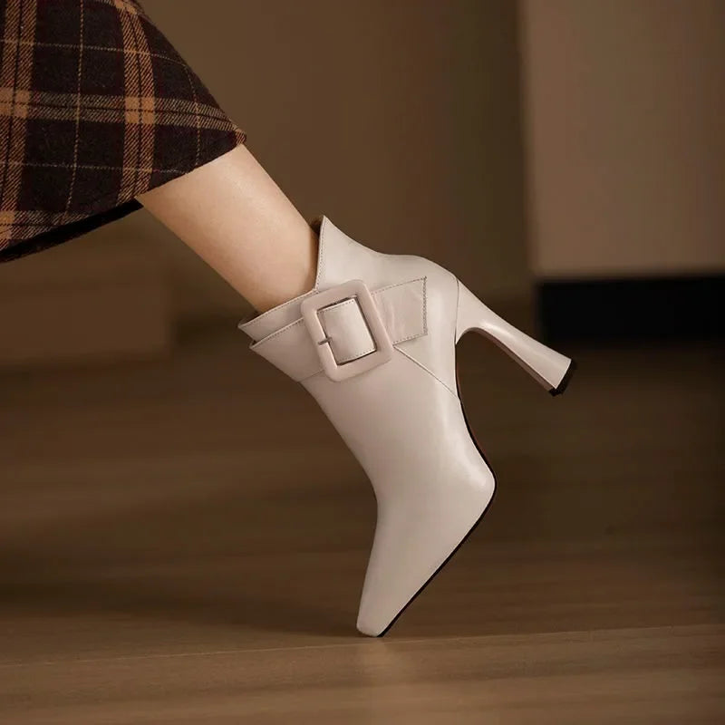 Botas ankle femininas com fivela decorativa em preto e bege