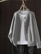 Cardigan feminino com botões caimento relaxado disponível em várias cores