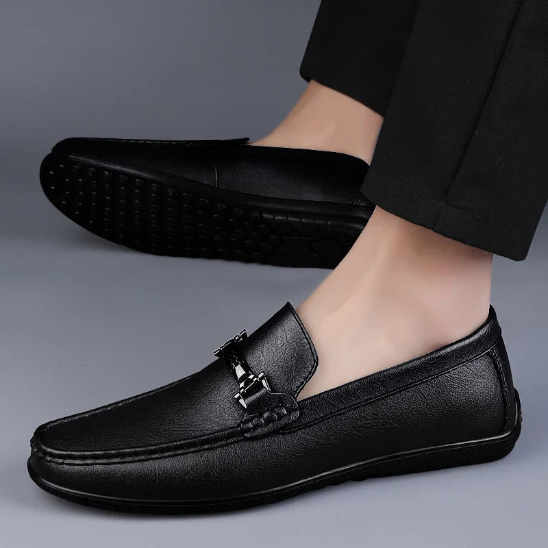 Mocassins em couro genuíno com detalhe de corda metálica e palmilha ortopédica acolchoada
