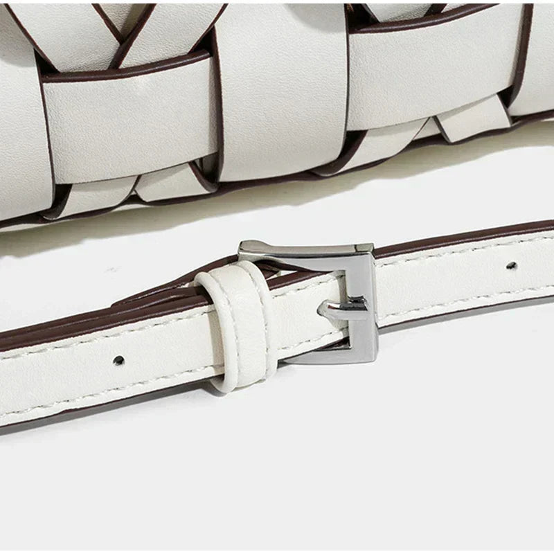 Bolsa feminina trançada com fecho de cordão e alça transversal