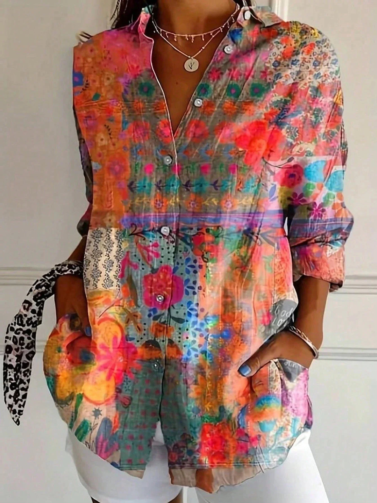 Blusa feminina estampada colorida casual com padrão artístico único