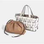 Bolsa feminina trançada com fecho de cordão e alça transversal