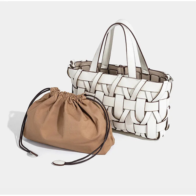 Bolsa feminina trançada com fecho de cordão e alça transversal