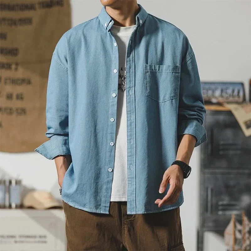 Camisa jeans masculina desgastada corte relaxed com botões clássicos