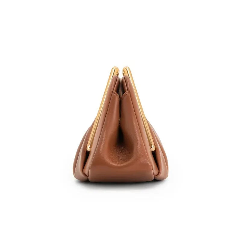 Bolsa clutch origami com pega hexagonal dourada polida em microfibra premium