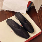 Sapatilhas rasas femininas slip-on em couro vegano liso