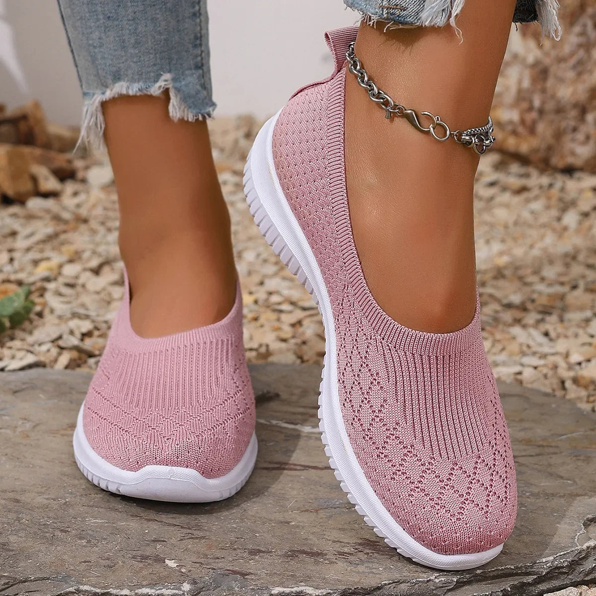 Sapatilhas slip on femininas em malha respirável com bico redondo fechado