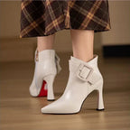 Botas ankle femininas com fivela decorativa em preto e bege
