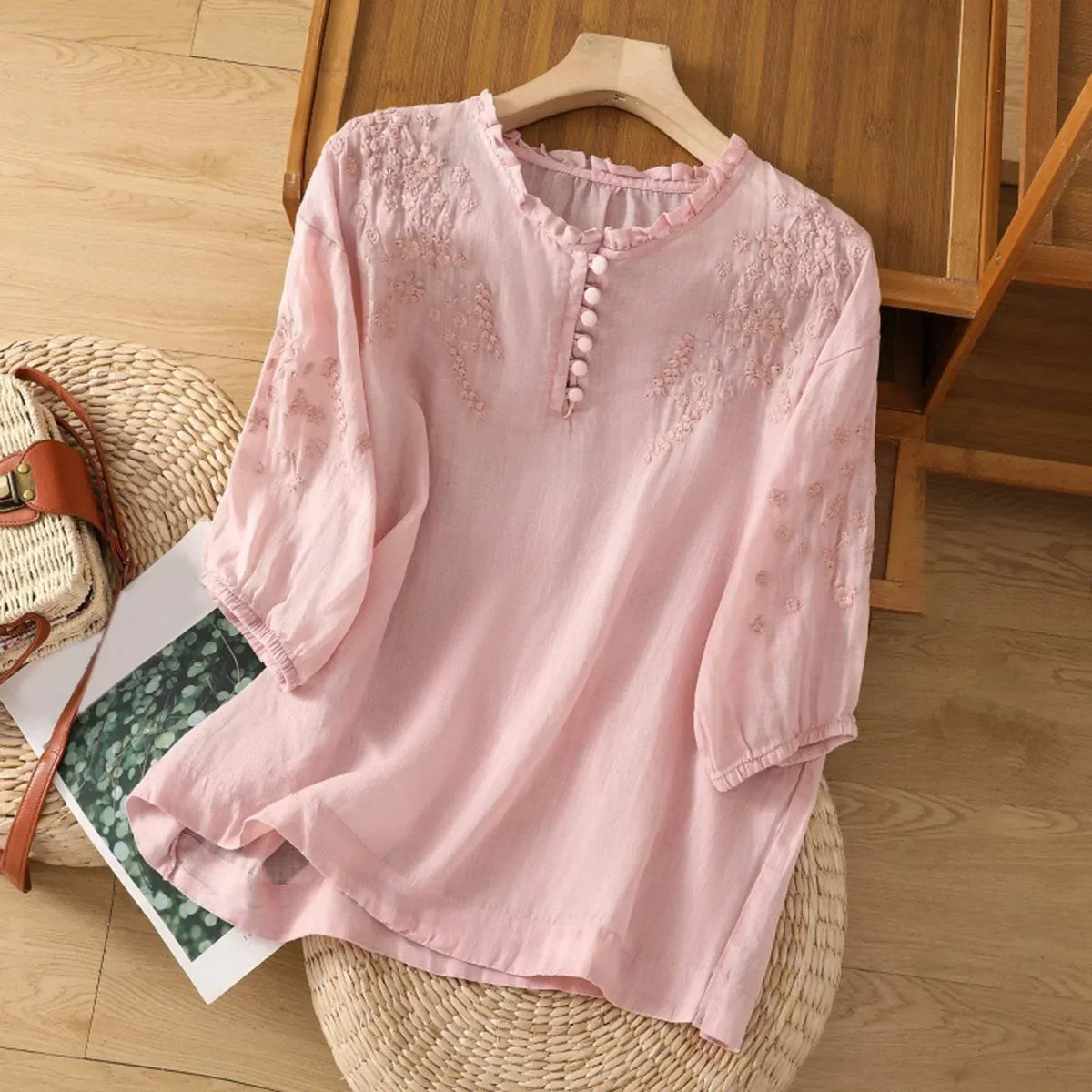 Blusa feminina bordada corte relaxado manga curta decote redondo