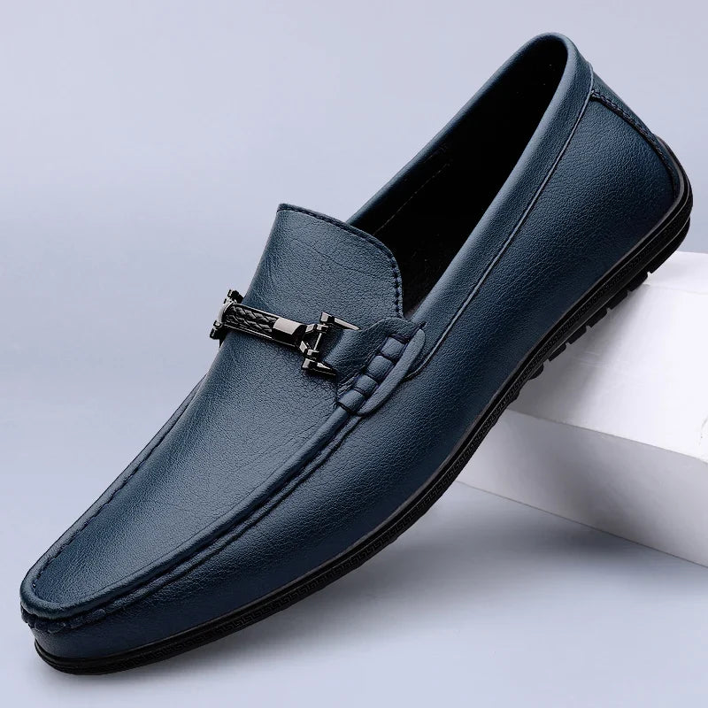 Mocassins em couro genuíno com detalhe de corda metálica e palmilha ortopédica acolchoada