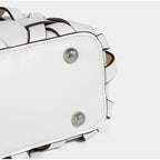 Bolsa feminina trançada com fecho de cordão e alça transversal