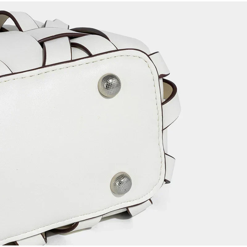 Bolsa feminina trançada com fecho de cordão e alça transversal