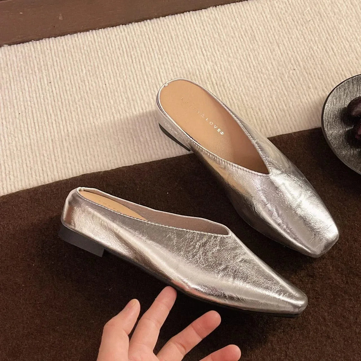 Sapatilhas rasas femininas slip-on em couro vegano liso