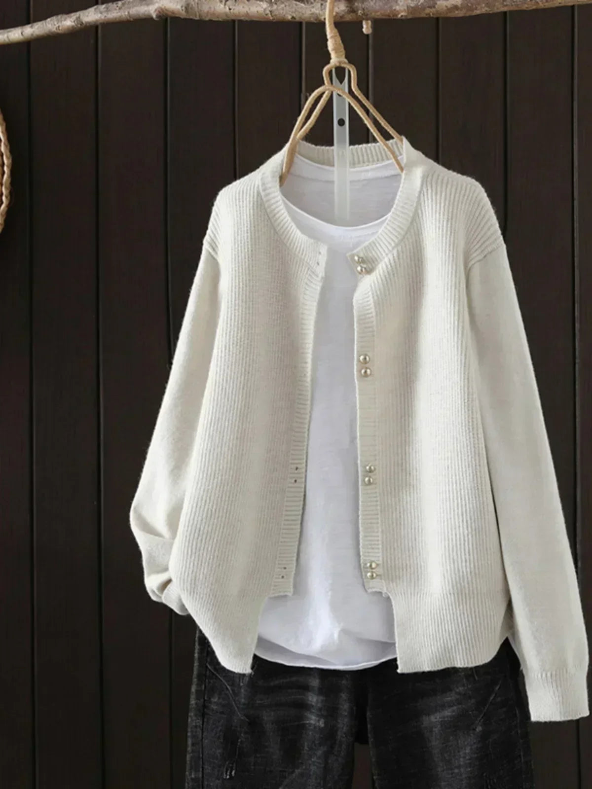 Cardigan feminino com botões caimento relaxado disponível em várias cores