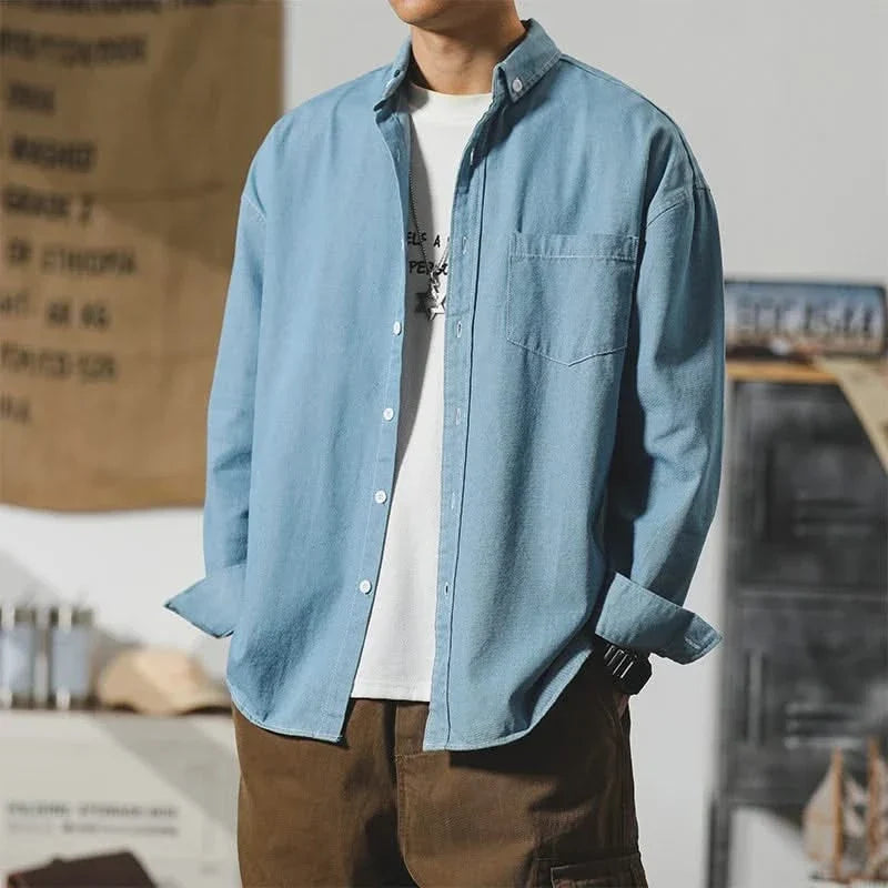 Camisa jeans masculina desgastada corte relaxed com botões clássicos