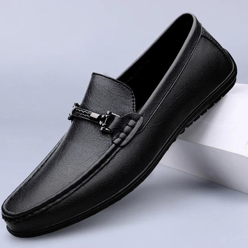 Mocassins em couro genuíno com detalhe de corda metálica e palmilha ortopédica acolchoada