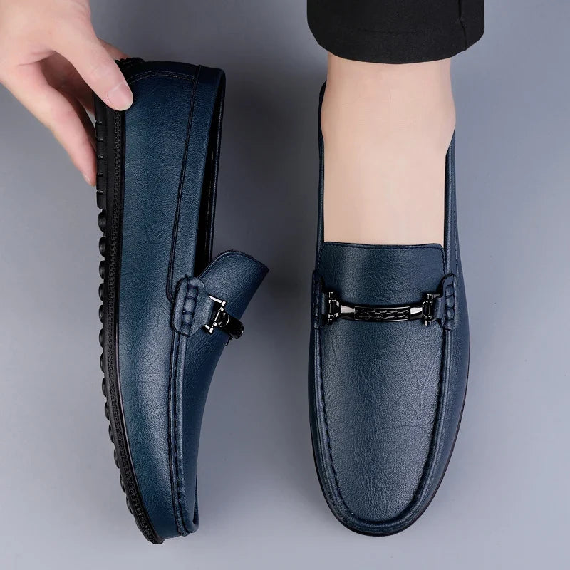 Mocassins em couro genuíno com detalhe de corda metálica e palmilha ortopédica acolchoada