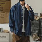 Camisa jeans masculina desgastada corte relaxed com botões clássicos