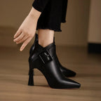 Botas ankle femininas com fivela decorativa em preto e bege