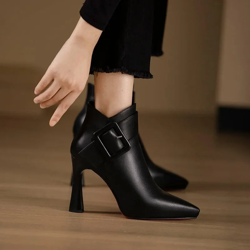 Botas ankle femininas com fivela decorativa em preto e bege