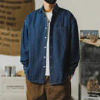 Camisa jeans masculina desgastada corte relaxed com botões clássicos