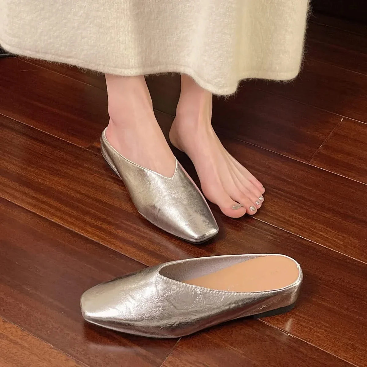 Sapatilhas rasas femininas slip-on em couro vegano liso