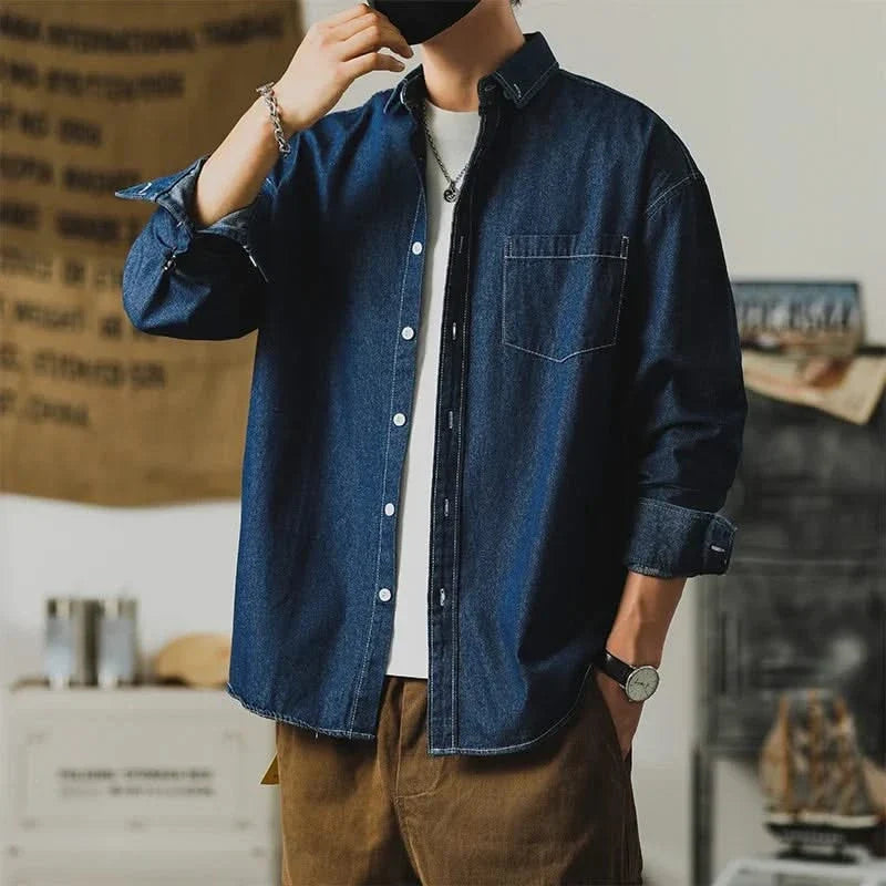 Camisa jeans masculina desgastada corte relaxed com botões clássicos