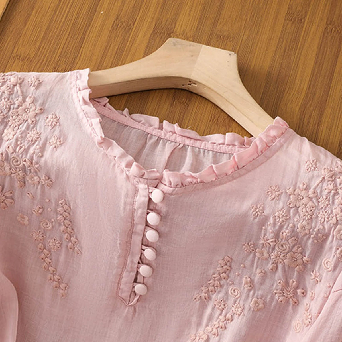 Blusa feminina bordada corte relaxado manga curta decote redondo