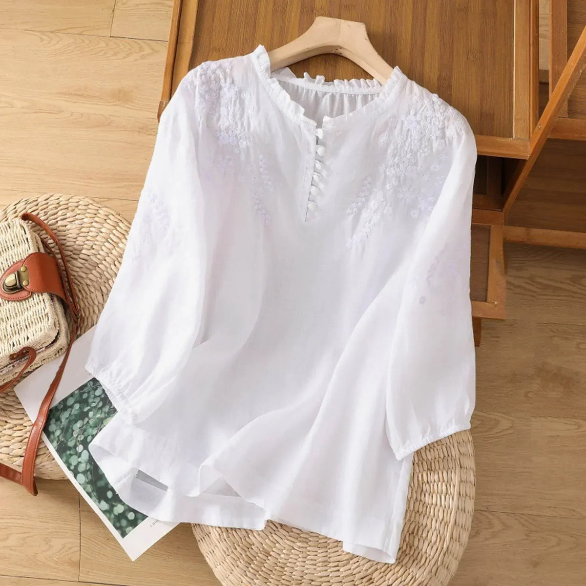 Blusa feminina bordada corte relaxado manga curta decote redondo