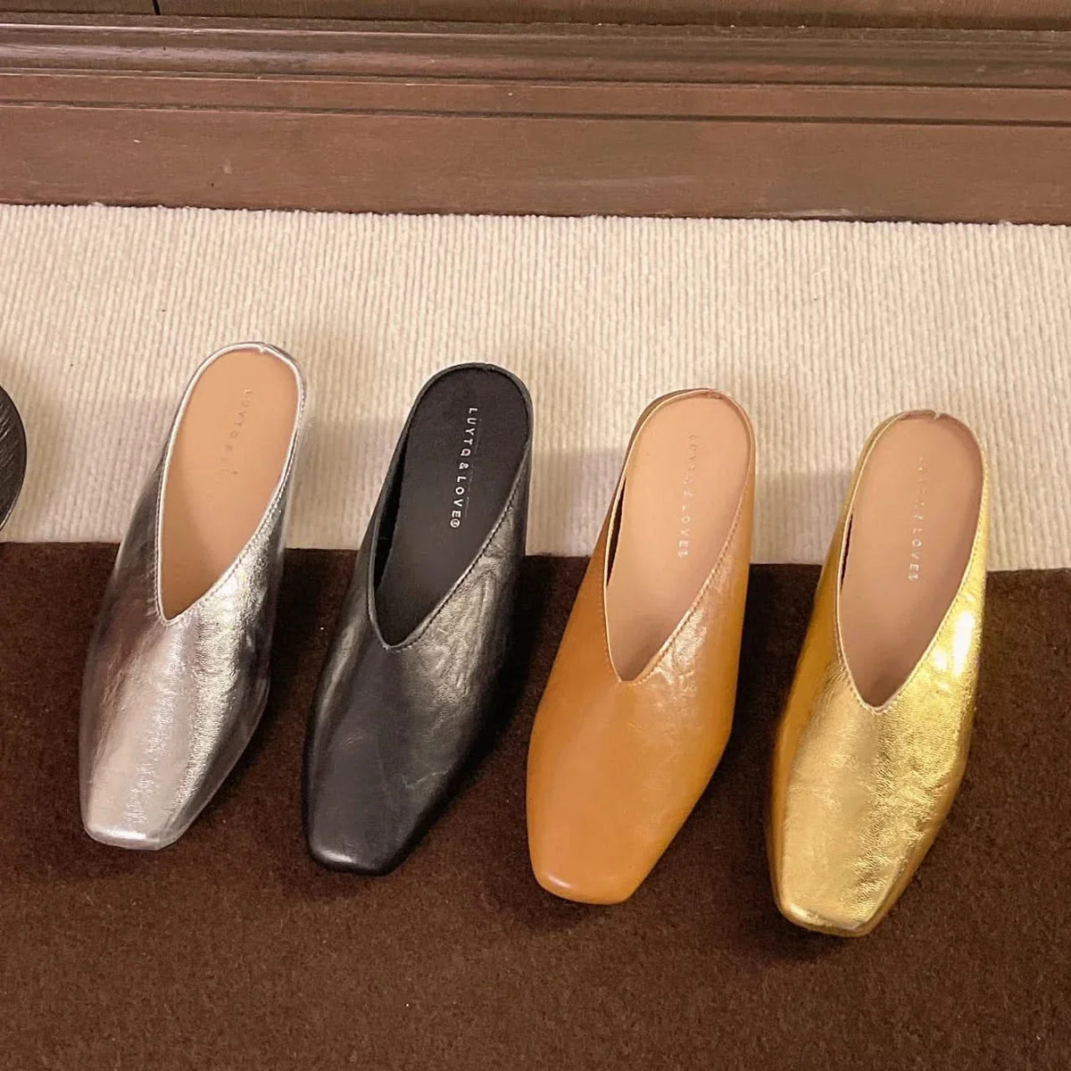 Sapatilhas rasas femininas slip-on em couro vegano liso