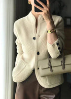 Cardigan feminino tricot texturizado gola alta com botões de contraste
